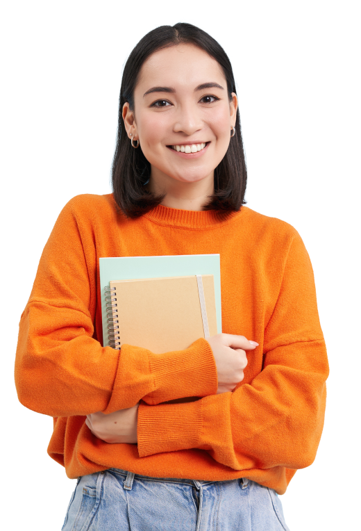 Estudante sorridente, carregando uma mochila, vestindo uma jaqueta jeans e segurando dois livros