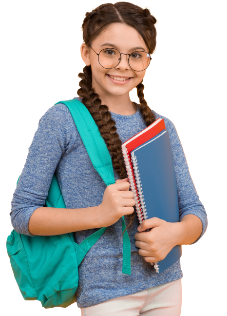 Jovem estudante sorridente, carregando sua mochila e segurando dois livros